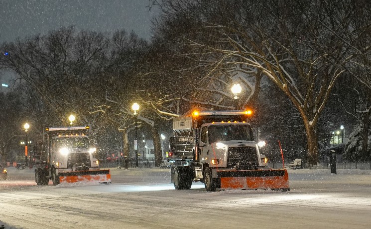 美国大范围暴风雪导致学校停课 交通条件危险