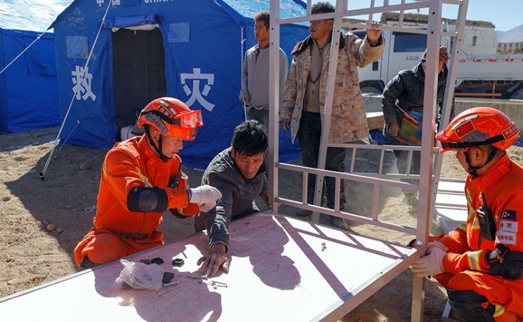 西藏地震救援转为安置重建 震后救援在零下16℃低温推进